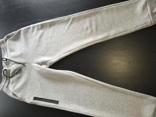 Lichtgrijze joggingbroek Osaga Maat M, Kleding | Heren, Sportkleding, Zo goed als nieuw, Algemeen, Maat 48/50 (M), Grijs, Ophalen of Verzenden