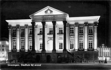 (300-071-051) Groningen Stadhuis bij avond beschikbaar voor biedingen