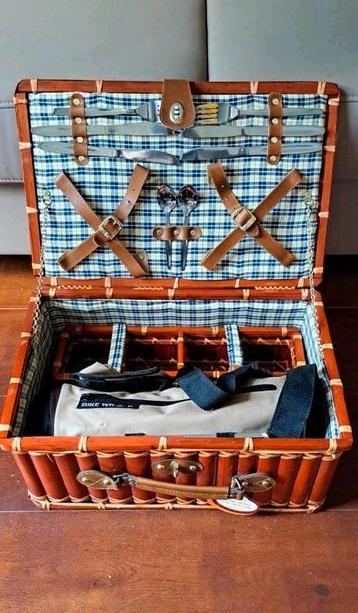 Rieten ongebruikte picknickmand inclusief bestek en kleed beschikbaar voor biedingen