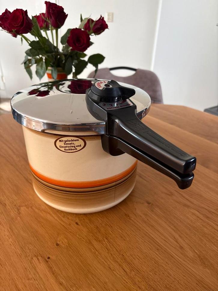 Vintage Snelkookpan in nieuwstaat , emaille, Huis en Inrichting, Keuken | Keukenbenodigdheden, Gebruikt, Ophalen of Verzenden