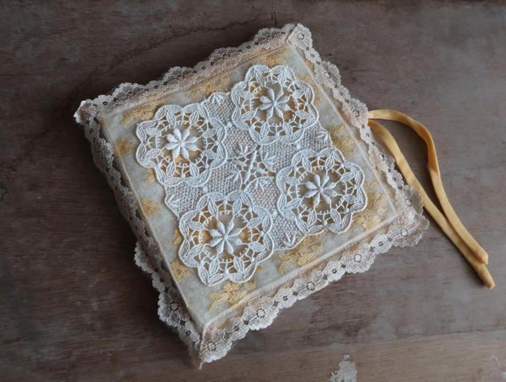 Etui hoesje lingerie zakdoekjes sieraden met kant vintage, Antiek en Kunst, Curiosa en Brocante, Ophalen of Verzenden