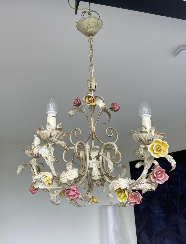 Oud brocante metalen hanglamp met roosjes en bladeren, Huis en Inrichting, Lampen | Hanglampen, Gebruikt, 75 cm of meer, Kunststof