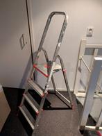 Keukentrap 4 treden aluminium altrex, Doe-het-zelf en Verbouw, Trap, Ophalen of Verzenden, Zo goed als nieuw, Opvouwbaar of Inschuifbaar