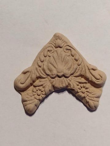 beige keramisch hoekornament / miniatuur beschikbaar voor biedingen