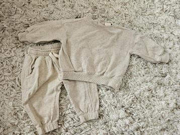 Beige jogginpak - maat 74 beschikbaar voor biedingen