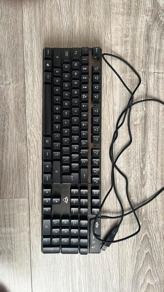 Trust GXT toetsenbord en muis, met Usb-hub, Computers en Software, Toetsenborden, Zo goed als nieuw, Qwerty, Bedraad, Gaming toetsenbord