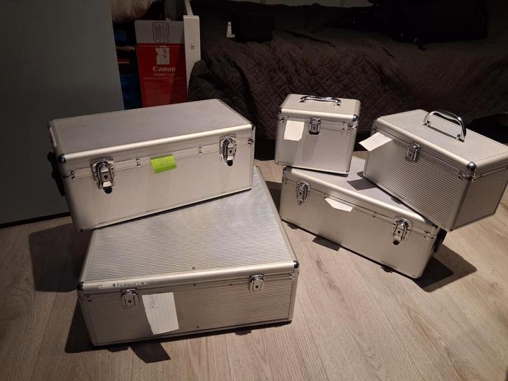 DJ/CD/DVD Koffers in diverse maten, Muziek en Instrumenten, Behuizingen en Koffers, Zo goed als nieuw, Overige instrumenten, Ophalen of Verzenden