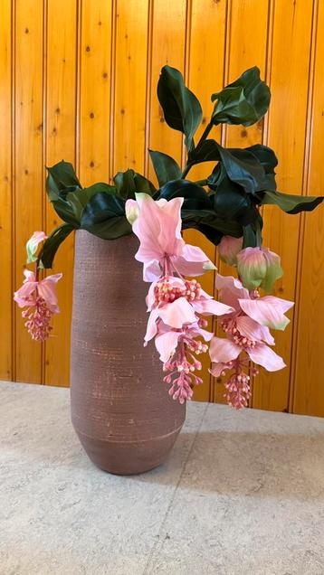 Bruine pot inclusief roze kunstplant beschikbaar voor biedingen