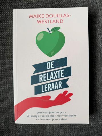 De relaxte leraar beschikbaar voor biedingen