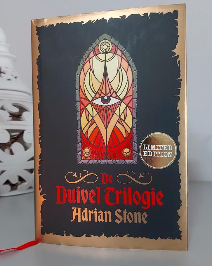 Adrian Stone - De Duivel Trilogie Limited edition, Boeken, Fantasy, Zo goed als nieuw, Ophalen of Verzenden