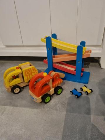 Houten race baan racebaan en 2 houten 'bouw' auto's beschikbaar voor biedingen