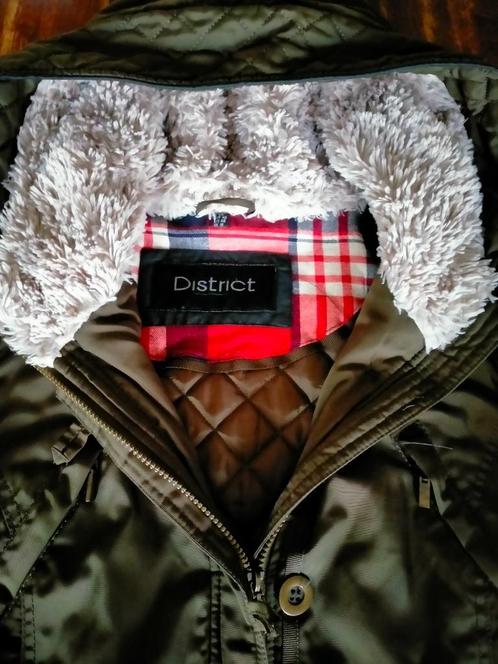 District groene winterjas met zwarte mouw maat 44, Kleding | Dames, Jassen | Winter, Zo goed als nieuw, Maat 42/44 (L), Groen