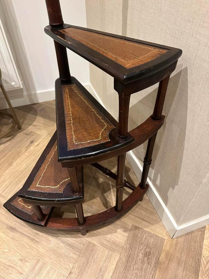 Antiek Bibliotheektrapje ,chesterfield stijl zeer uniek, Antiek en Kunst, Antiek | Woonaccessoires, Ophalen