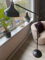 Zwarte staande lamp, Huis en Inrichting, Lampen | Vloerlampen, Ophalen, Zo goed als nieuw, 150 tot 200 cm