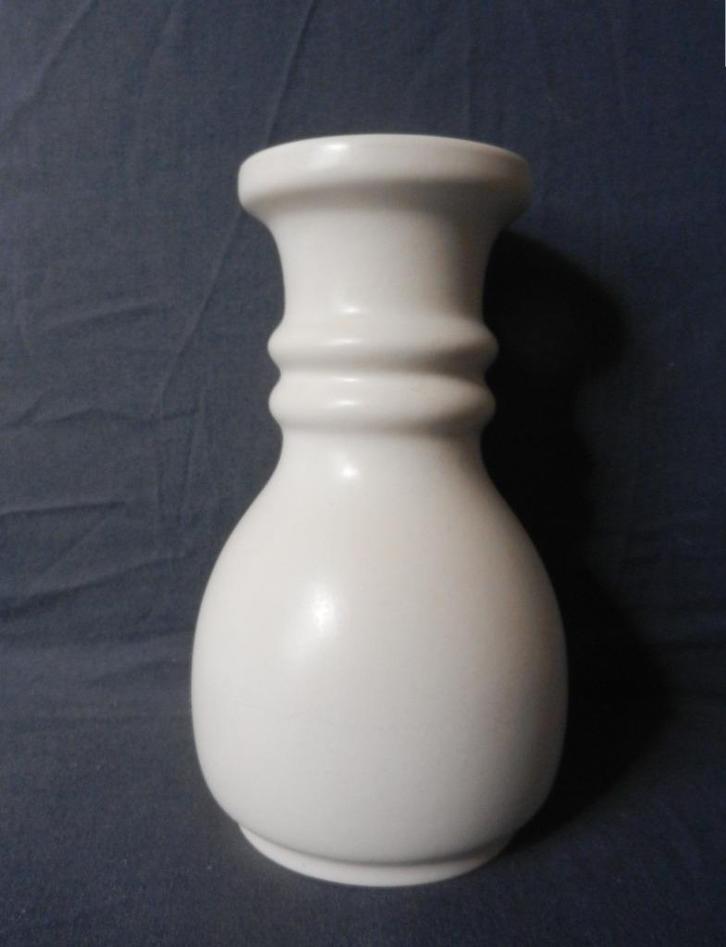 Grote Flora Gouda mat witte vaas model 730. h. 19,8 cm., Antiek en Kunst, Antiek | Keramiek en Aardewerk, Ophalen of Verzenden