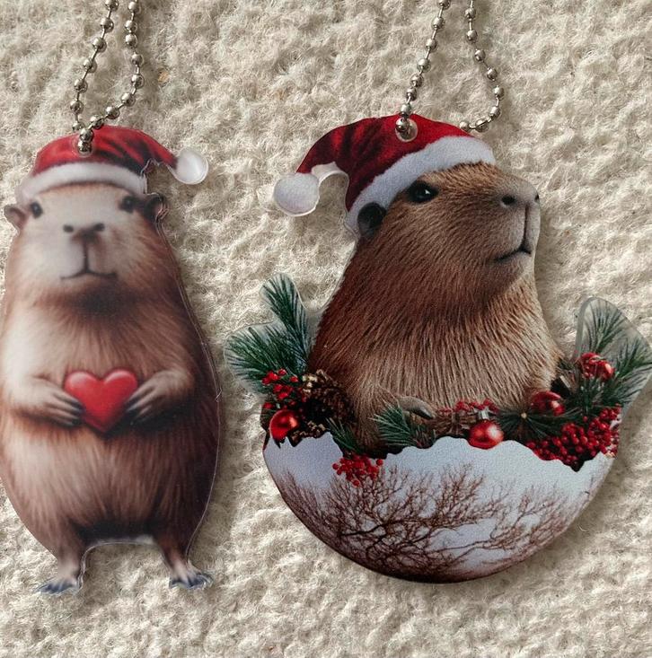 Capibara kerstmuts hartje tashanger kerstboomhanger 2 stuks, Verzamelen, Dierenverzamelingen, Nieuw, Beeldje of Figuurtje, Overige soorten