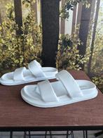 Reserved slippers. Maat 38, Kleding | Dames, Ophalen of Verzenden, Zo goed als nieuw, Wit