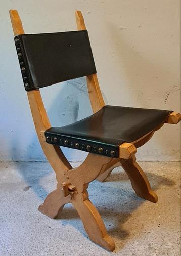 Vier brutalist stoelen en tafel Bram Sprij. Jaren 60 beschikbaar voor biedingen