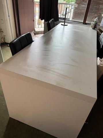 Dining table beschikbaar voor biedingen