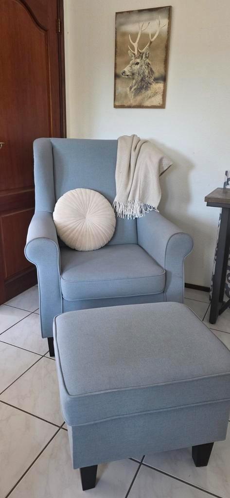 Prachtige fauteuil met hocker ijsblauw, Huis en Inrichting, Fauteuils, Zo goed als nieuw, 50 tot 75 cm, 75 tot 100 cm, Ophalen