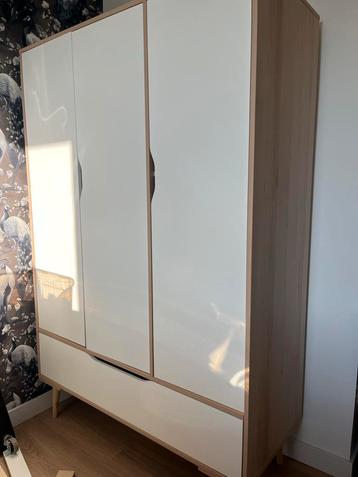 Mooie 3-deurs kinderkledingkast - Zo goed als nieuw!