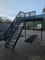 Stalen trap met bordes antraciet. Hoog +- 4.1 mtr. Nob171, Doe-het-zelf en Verbouw, Ladders en Trappen, Ophalen, Zo goed als nieuw