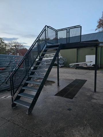 Stalen trap met bordes antraciet. Hoog +- 2,5 mtr. Nob171 beschikbaar voor biedingen