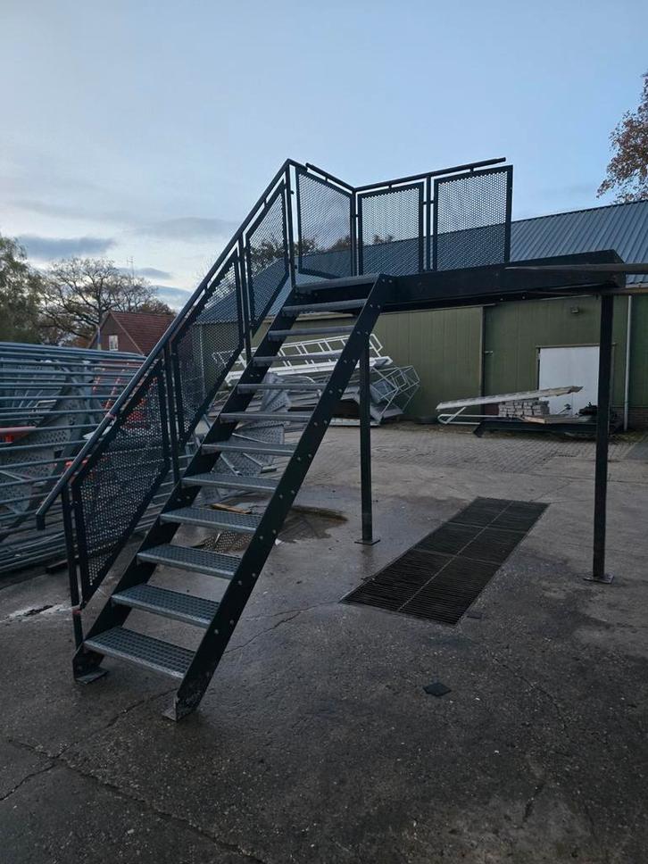 Stalen trap met bordes antraciet. Hoog +- 2,5 mtr. Nob171, Doe-het-zelf en Verbouw, Ladders en Trappen, Zo goed als nieuw, 2 tot 4 meter