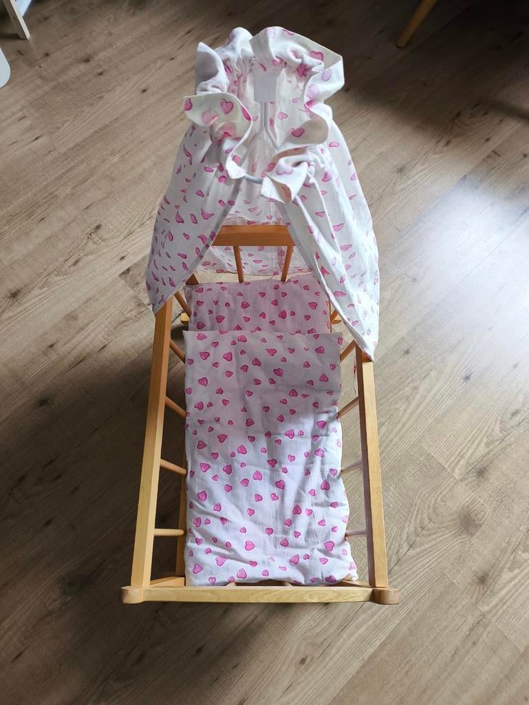 Houten poppenbedje met hemeltje en beddengoed, Ophalen of Verzenden, Gebruikt, Toebehoren