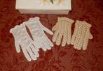 Witte stoffen doos met handschoen., Ophalen of Verzenden