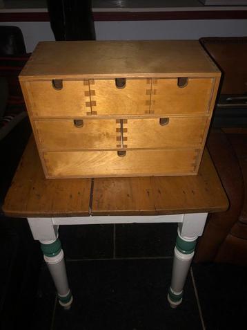 Opberg kastje met laden beschikbaar voor biedingen