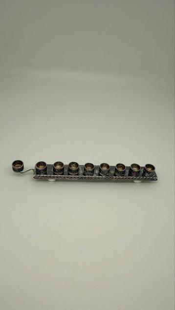 Zilveren lage Joodse Chanoeka. Hoog: 1,8 cm. beschikbaar voor biedingen