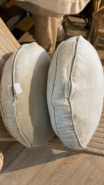 2 mooie ronde bloom kussens