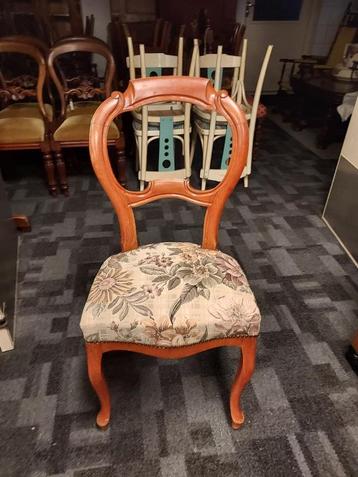 Biedermeier oorstoel, gebloemde gobelin bekleding. beschikbaar voor biedingen