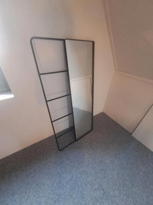Spiegel zwart staal met ophangsysteem., Huis en Inrichting, Woonaccessoires | Wandplanken en Boekenplanken, Zo goed als nieuw