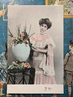 Pasen - Dame in roze jurk met paaseivaas, Ophalen of Verzenden, Voor 1920, Ongelopen, Feest(dag)