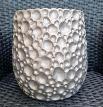 Mooi bloempot zilverkleurig. Hoog 25,5 diameter 20 cm. Zgan beschikbaar voor biedingen