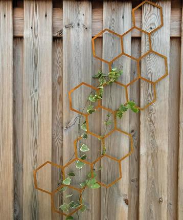 Metalen geroeste hexagon wanddecoratie abstract zeskant  beschikbaar voor biedingen