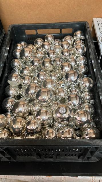 Zilver gekleurde kerstballen (glas) beschikbaar voor biedingen