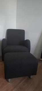 Zwarte fauteuil met voetenbank, Huis en Inrichting, Fauteuils, Ophalen, Gebruikt, Minder dan 75 cm, Stof