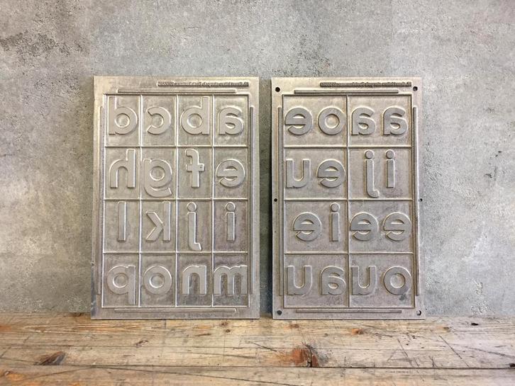 Metalen brocante industriele lettermallen | alfabet | deco, Antiek en Kunst, Curiosa en Brocante, Ophalen of Verzenden
