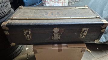 grote oude vintage koffer beschikbaar voor biedingen