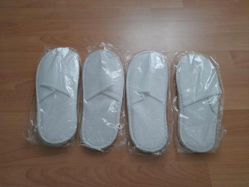 Te koop 4 x  nieuw in plastic wegwerp pantoffels onesize wit, Sieraden, Tassen en Uiterlijk, Overige Accessoires, Nieuw, Ophalen of Verzenden
