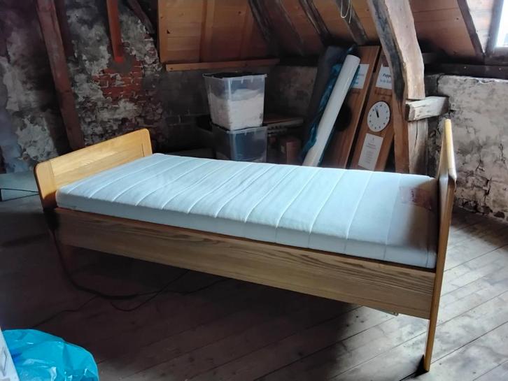 Eenpersoonsbed met verstelbare lattenbodem en matras, Huis en Inrichting, Slaapkamer | Bedden, Gebruikt, Eenpersoons, 90 cm, 200 cm
