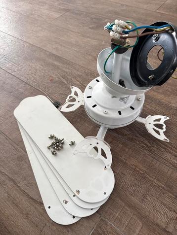 Witte plafondventilator Ceiling fan beschikbaar voor biedingen