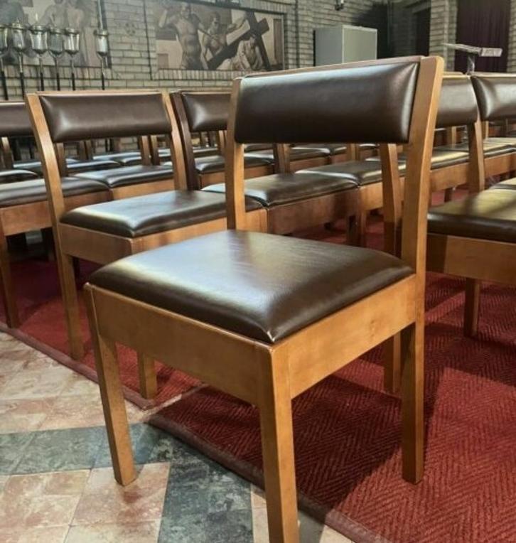 400 stevige houten stoelen met kunstlederen bekleding, Huis en Inrichting, Stoelen, Zo goed als nieuw, Vijf, Zes of meer stoelen
