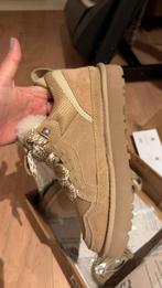 UGG Lowmel Sand 43 NIEUW, Kleding | Dames, UGG, Beige, Nieuw, Ophalen of Verzenden