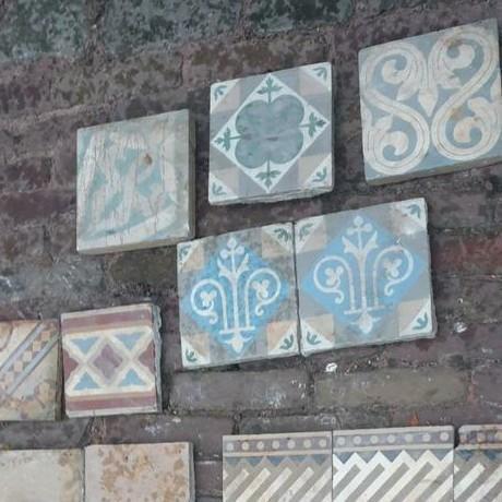 Antieke vloertegels ceramisch. Gratis. Diverse motieven, Doe-het-zelf en Verbouw, Tegels, Gebruikt, Vloertegels, Keramiek, Minder dan 20 cm