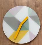 Kleurrijke klok (35 cm) van het merk Karlsson, Huis en Inrichting, Ophalen of Verzenden, Zo goed als nieuw, Analoog, Wandklok