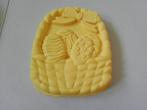 NIEUW 1 siliconen bakvorm paasmand met eieren geel, Ophalen of Verzenden, Nieuw, Taarten, Bakvorm
